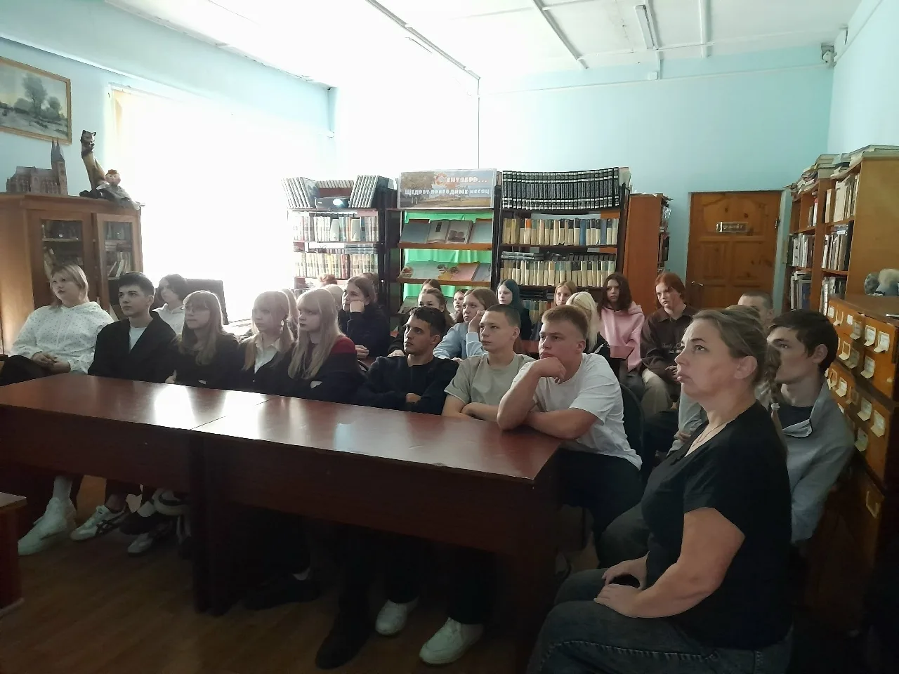 В центральной библиотеке состоялась беседа-рассуждение "И в мирном мире жить", посвящен...