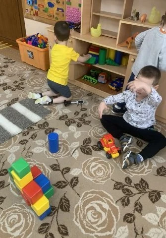 Начинать формировать у детей навыки поведения на дороге необходимо как можно раньше, та...