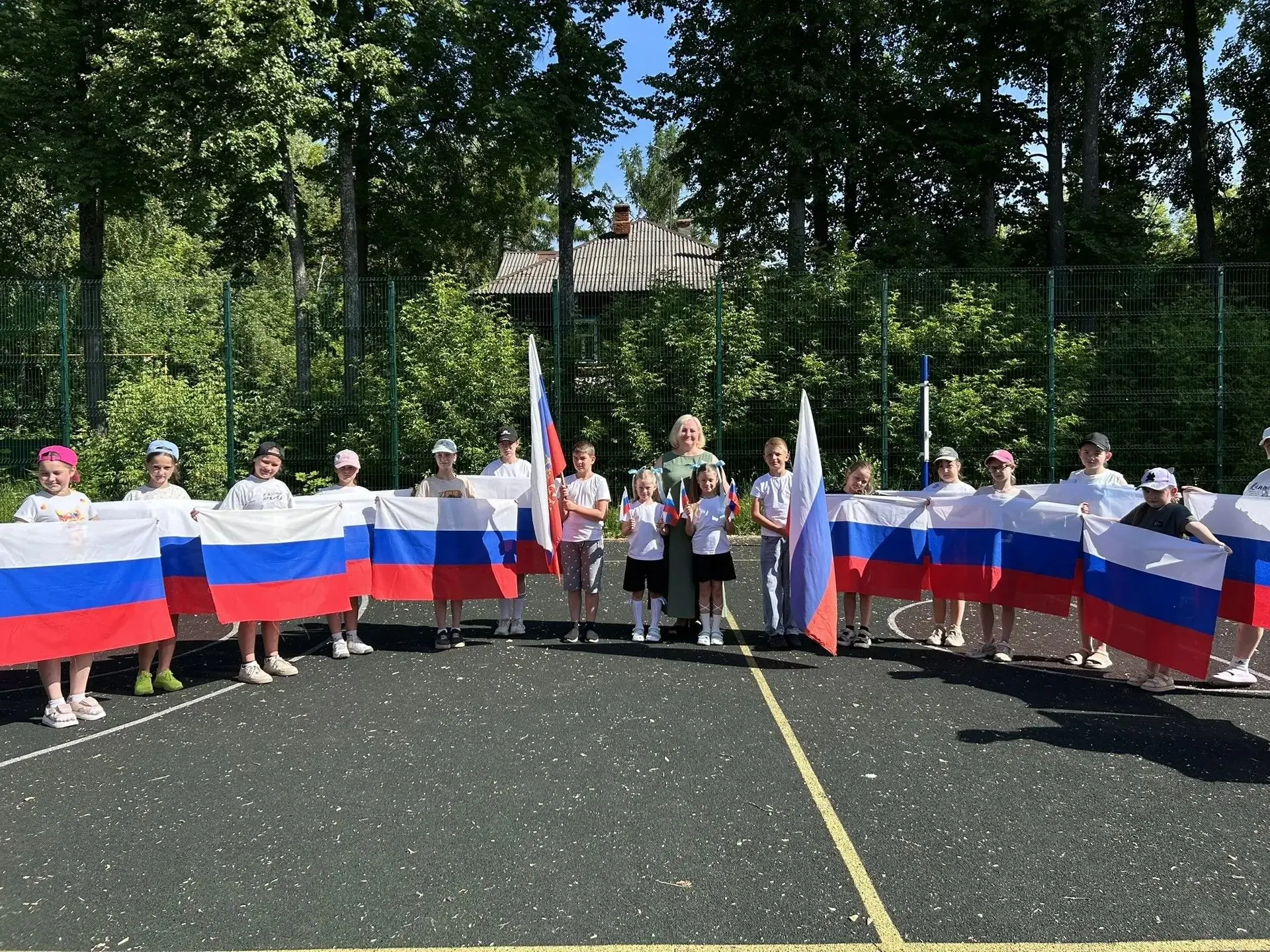 В преддверии Дня России в нашем пришкольном лагере под руководством воспитателей были организованы у