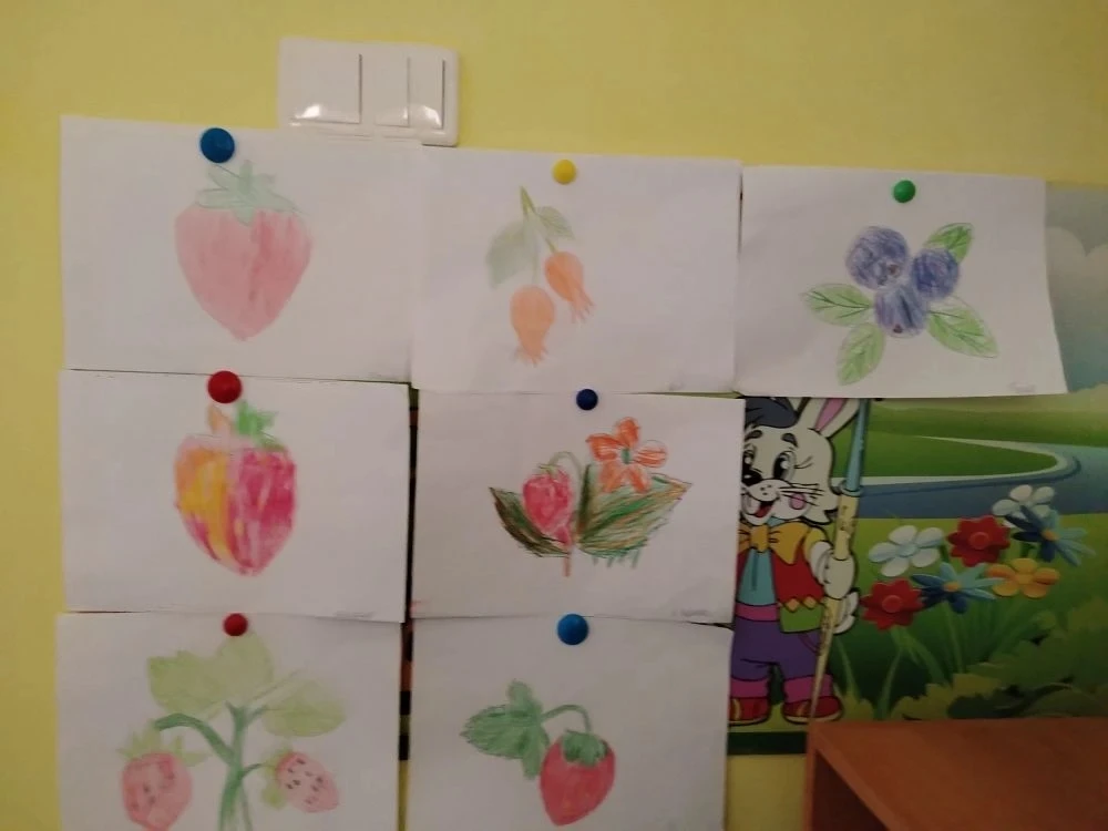 На рисование ребята познакомились, какая в лесу растёт ягода. Для закрепления знания на...