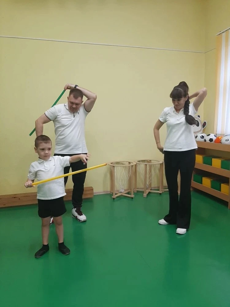 Мама, папа, я — спортивная семья!
Полюбите физкультуру,
Папы, мамы, дети!
Воздух, спорт и витамины
В