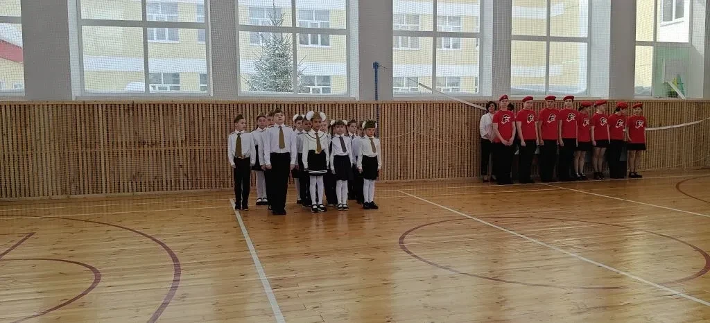 Сегодня в школе прошёл смотр строя и песни «Чтим, помним, гордимся» Наши третьеклассники показали об