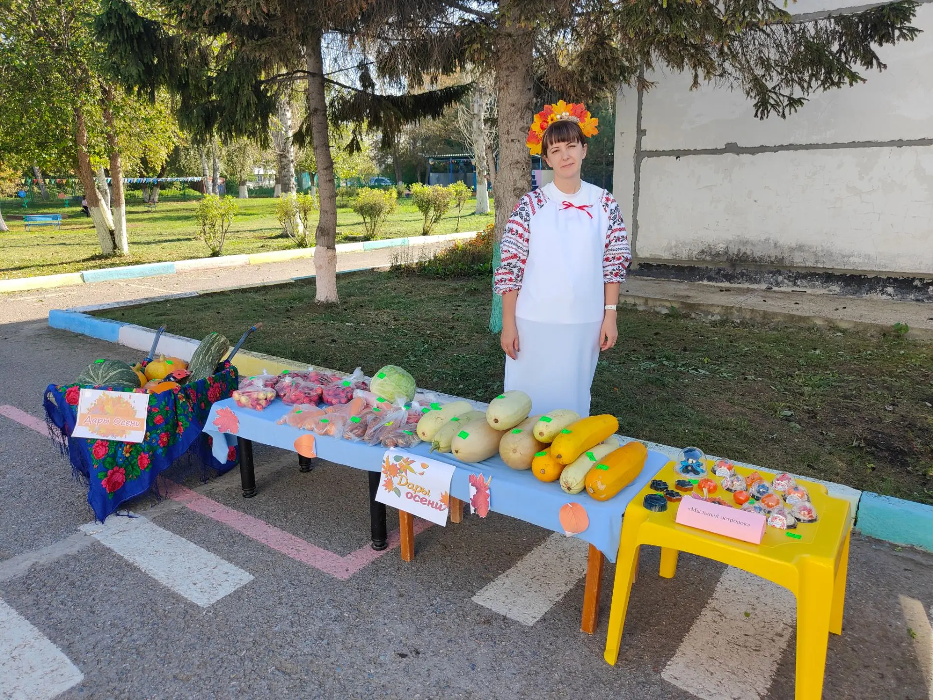 Вчера в нашем детском саду прошла традиционная осенняя ярмарка «Дары осени». В этом год...
