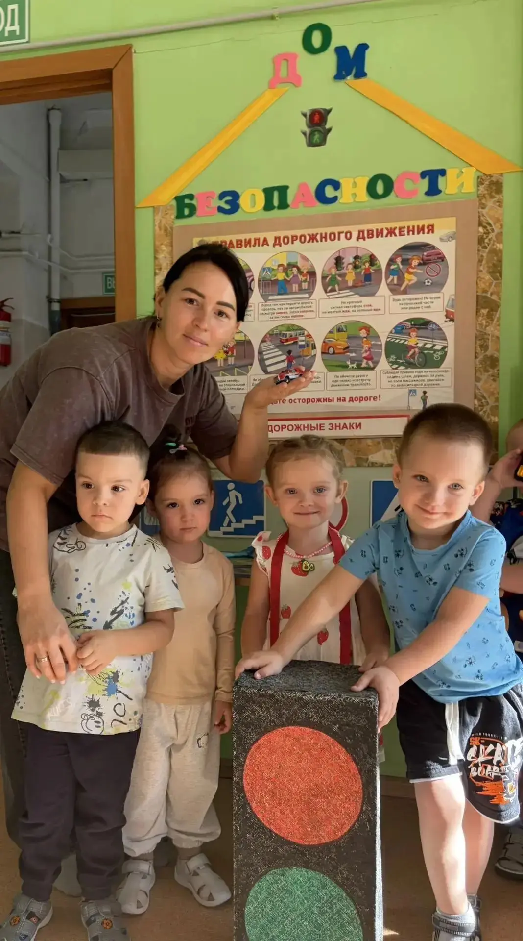 В рамках месячника "Безопасность дорожного движения" во второй младшей группе прошла по...