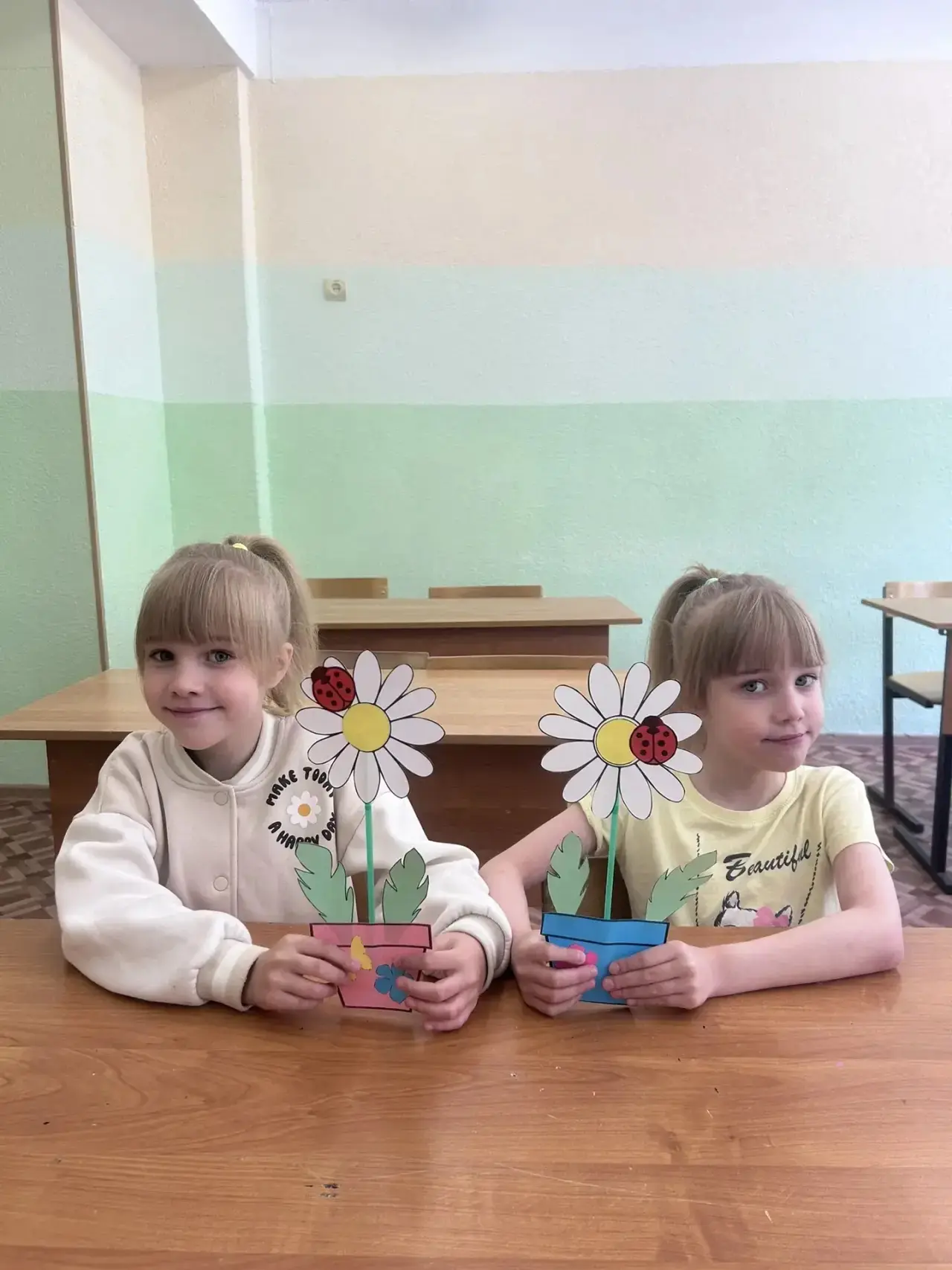 🌼✨ Мастер-класс "Ромашковое лето" от библиотеки Пушкина завершился! ✨🌼

Дорогие друзья! 😊

Мы рад