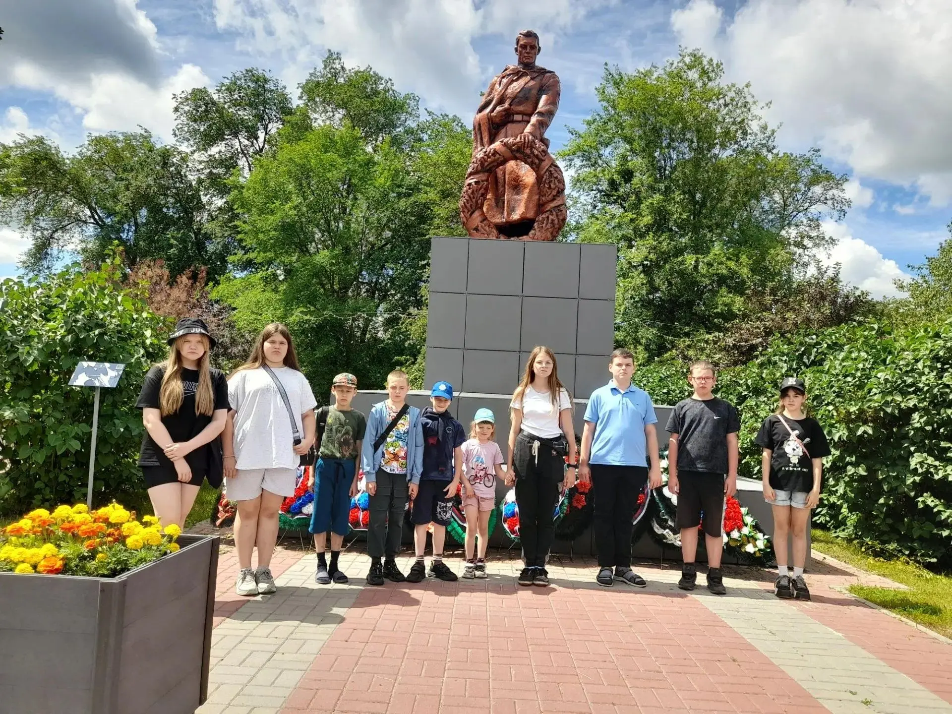 В рамках акции "По родному краю с любовью" ребята, отдыхающие в пришкольном лагере, совершили экскур