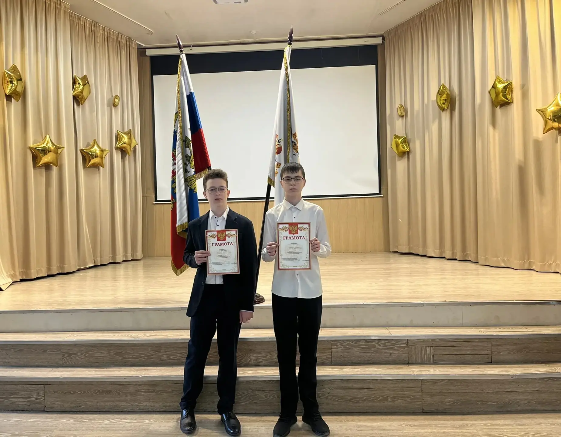 🎉 Сегодня в нашей школе прошла торжественная линейка!  Мы с гордостью чествовали лучших из лучших — 