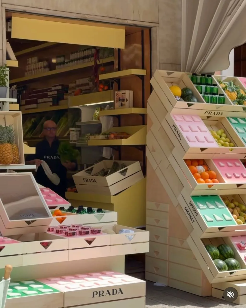 «Рынок», который Prada Beauty превратили в весенний pop-up Spring Market