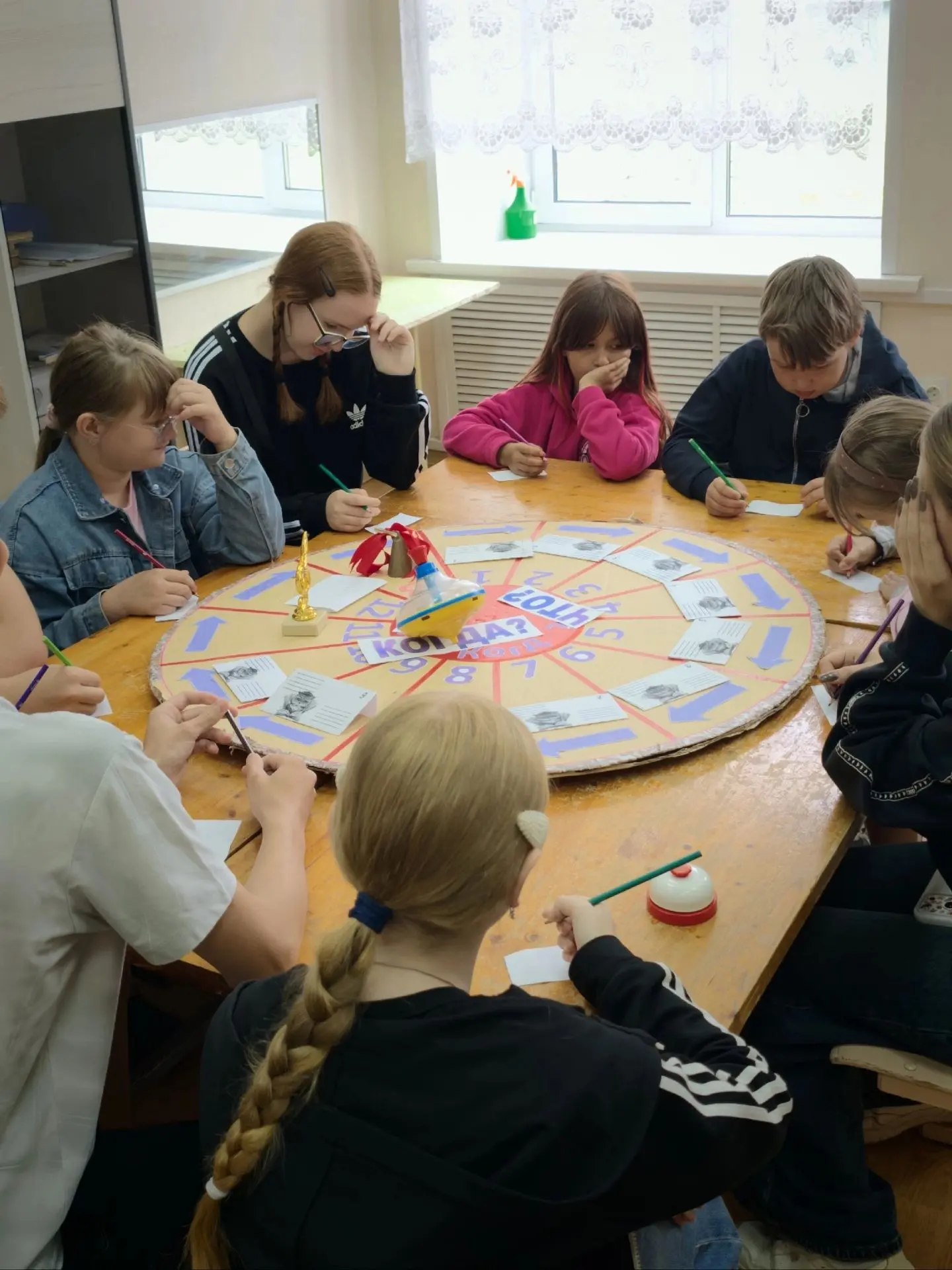 Сегодня в нашей школе состоялась знаменитая интеллектуальная игра "Что? Где? Когда?".🦉

🧩За игровы