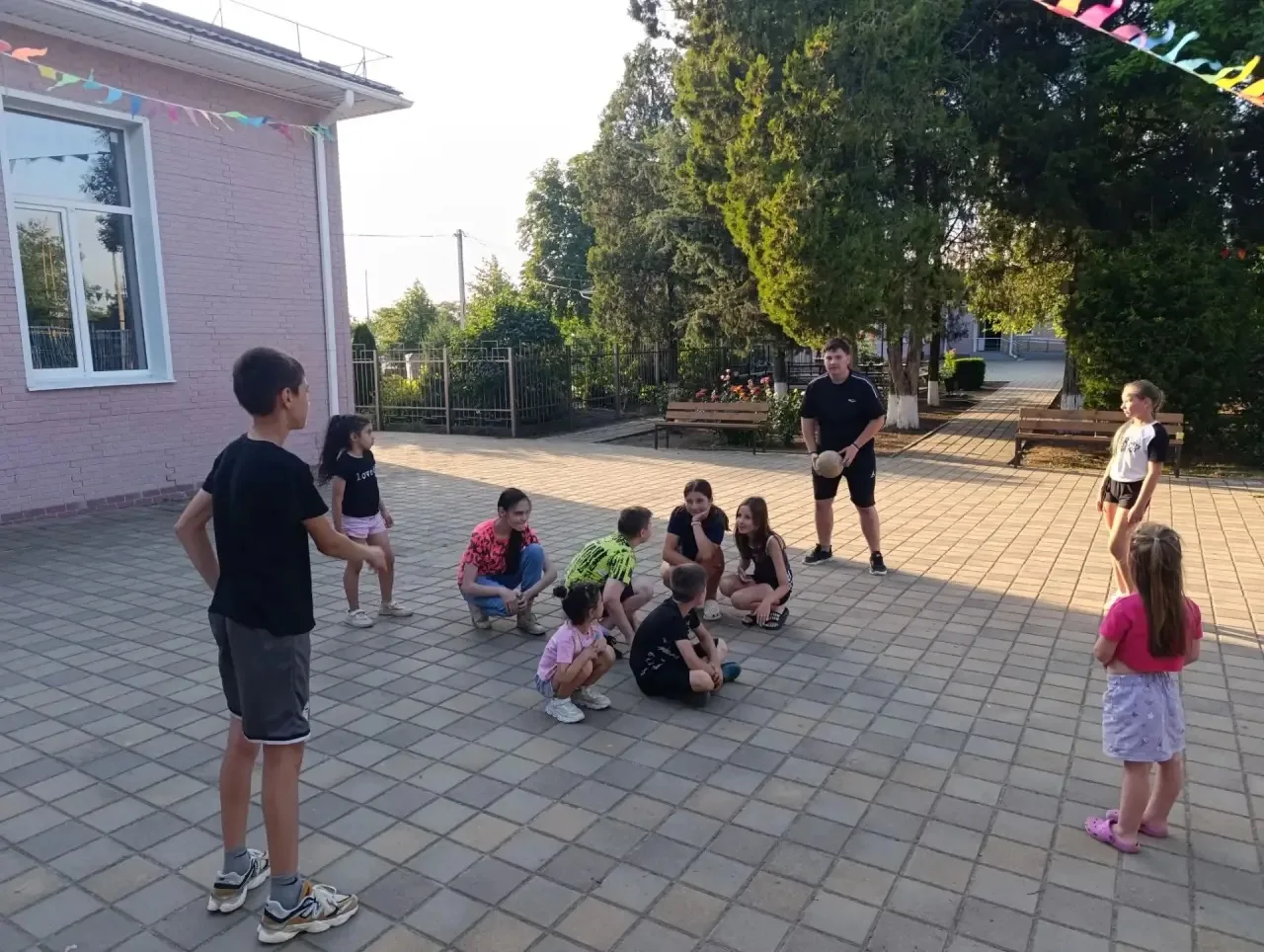 Продолжает свою деятельность спортивная площадка «Ровесники». Спортивная площадка позволяет детям пр