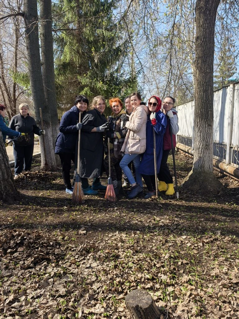 Сотрудники ДОУ 44 "Росинка" дружным коллективом в очередной раз вышли на уборку территории. Множеств