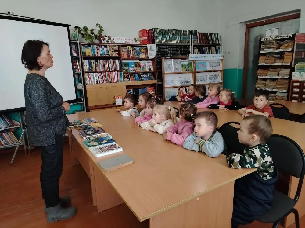 Сегодня дети групп «Ромашка» и «Василек» посетили Кулаковскую сельскую библиотеку. Их т...