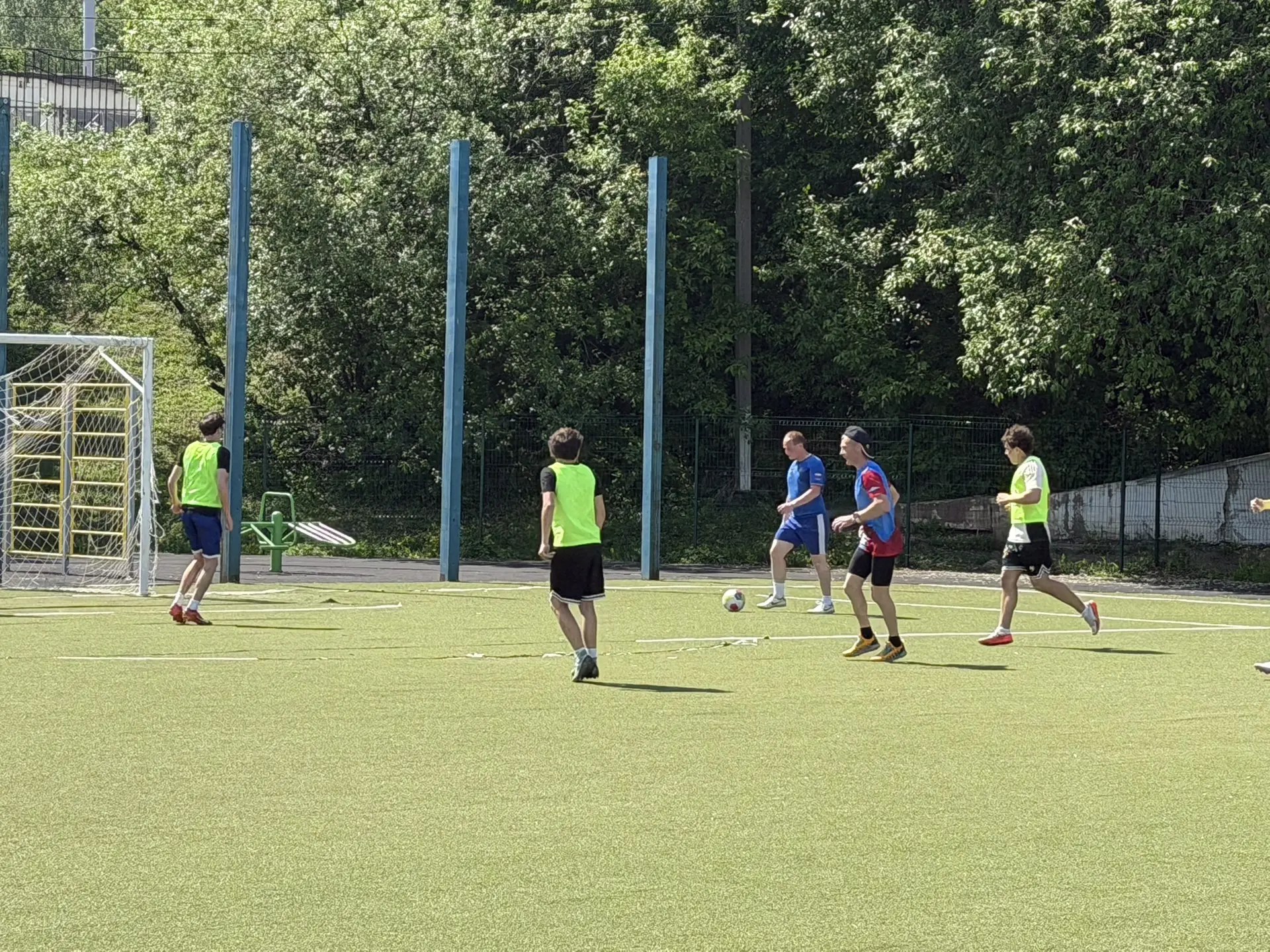 🏆 Матч года в школе 135! ⚽  Вчера на стадионе прошла традиционная встреча по футболу между командой 