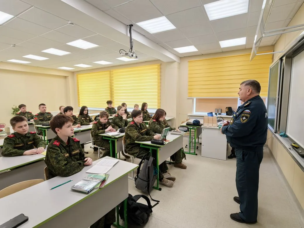 Сегодня в 6 и 7 классах проводил беседы по безопасному поведению на водоемах, по правилам пожарной, 