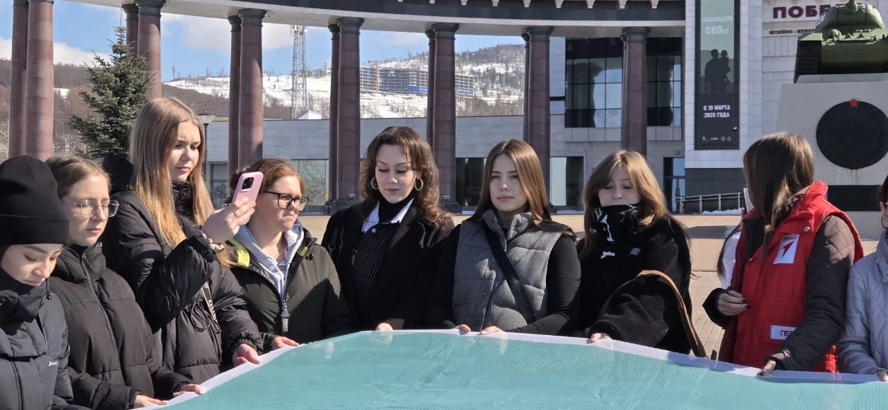 Студенты СахИЖТ вместе с молодежью острова поддержали патриотический флешмоб «Крым наш!»  18 марта 2