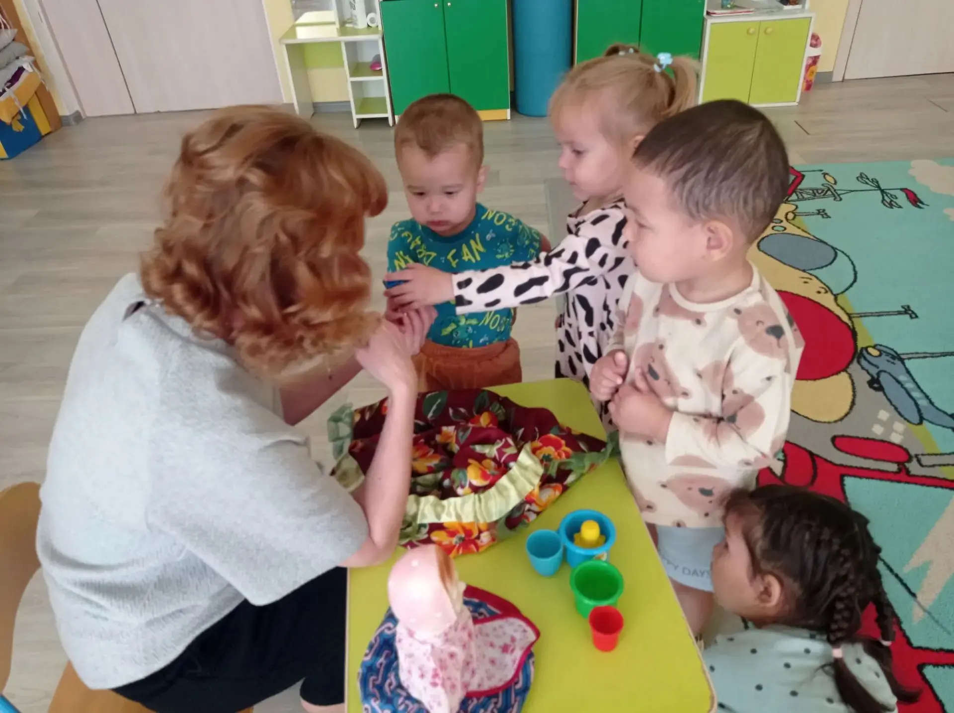 В группу " Капелька" приходила бабушка Варварушка. Дети поиграли в игры: "Чудесный мешо...