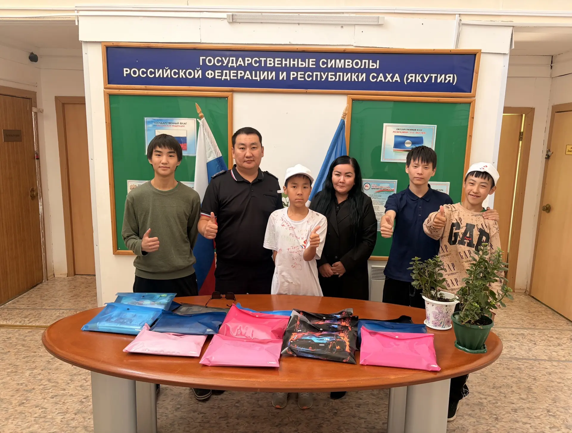 Сунтаардаа5ы Ис Дьыала отдела үөрэх дьылын көрсө, о5олорбутугар үөрэх тэрилэ а5алан үөртэ
