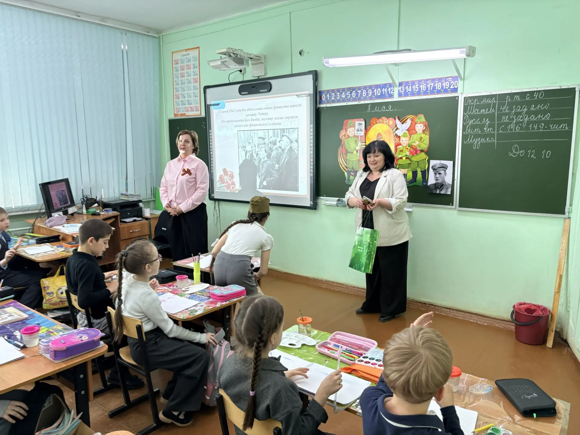 🇷🇺 «Георгиевская лента» в начальной школе  Сегодня в рамках всероссийской акции у нас в гостях побыв