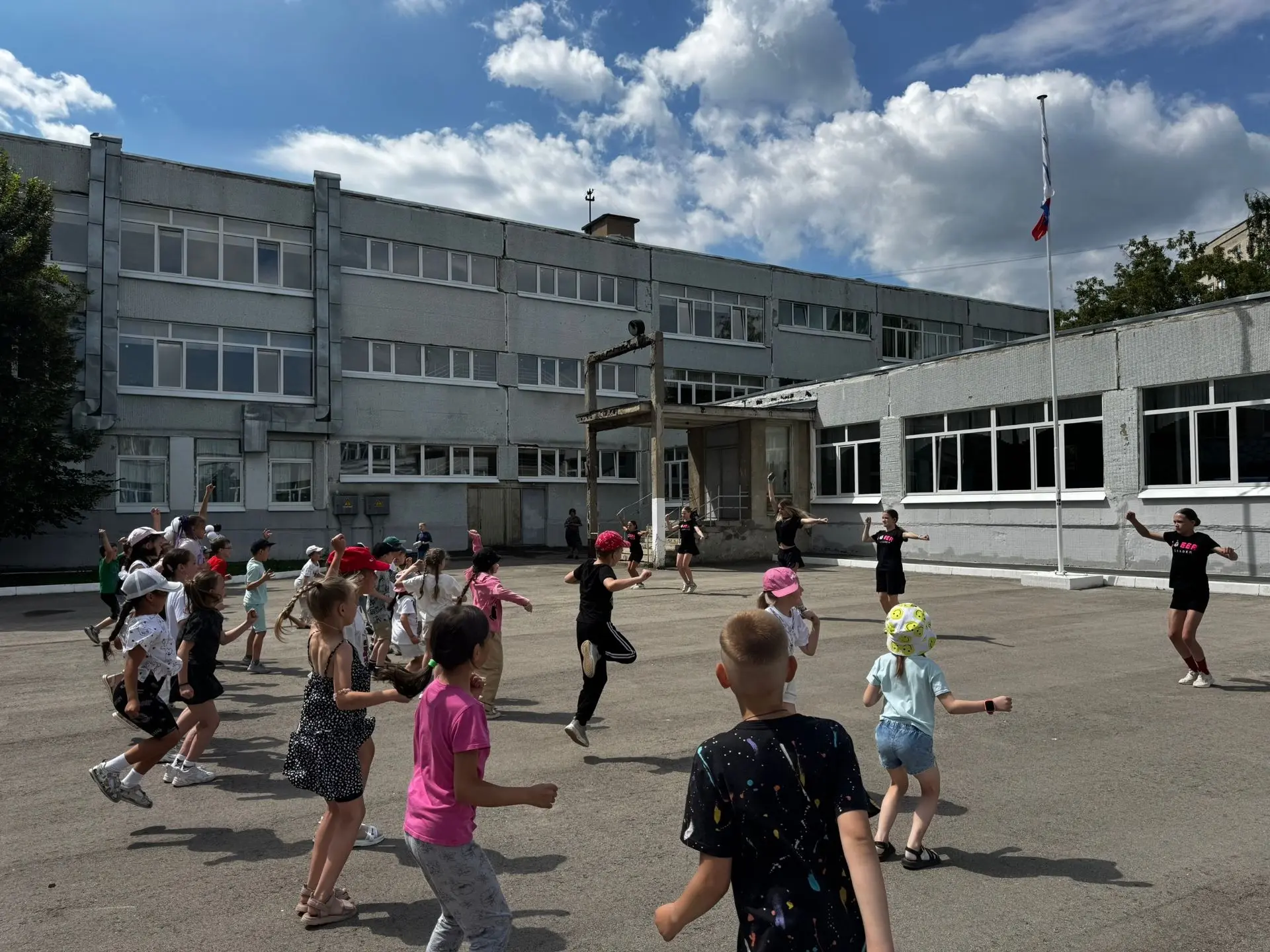 🌸 День 11: Энергия, командный дух и добрые слова! 💪✉️

Одиннадцатый день в лагере «Цветочный» полу
