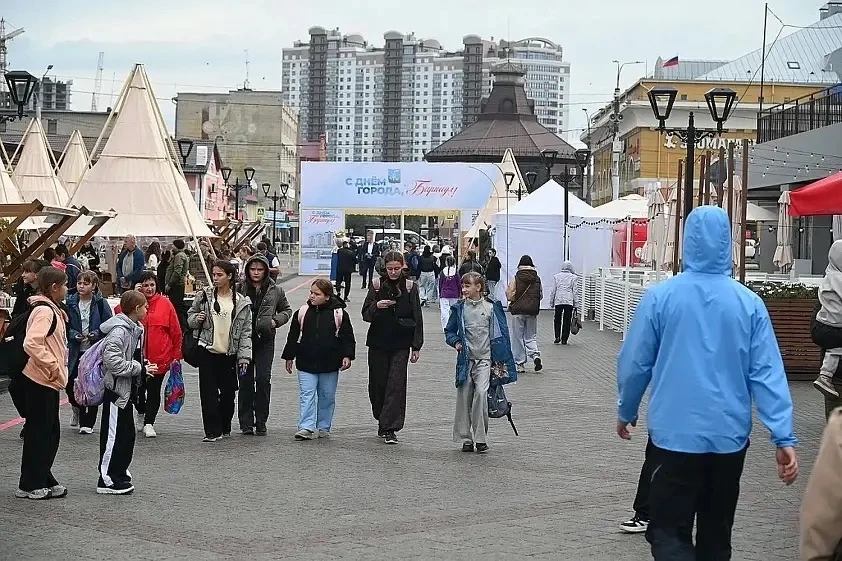 В течение дня на улице Мало-Тобольской проходят ярмарка «Выбирай своё!» и выставка «Бар...