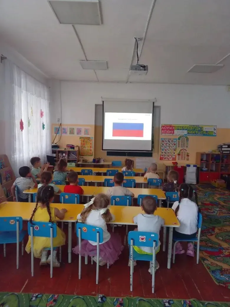 Знаете, какая страна самая большая на свете? 🇷🇺 Конечно, Россия!

На текущей неделе ребята узнали 