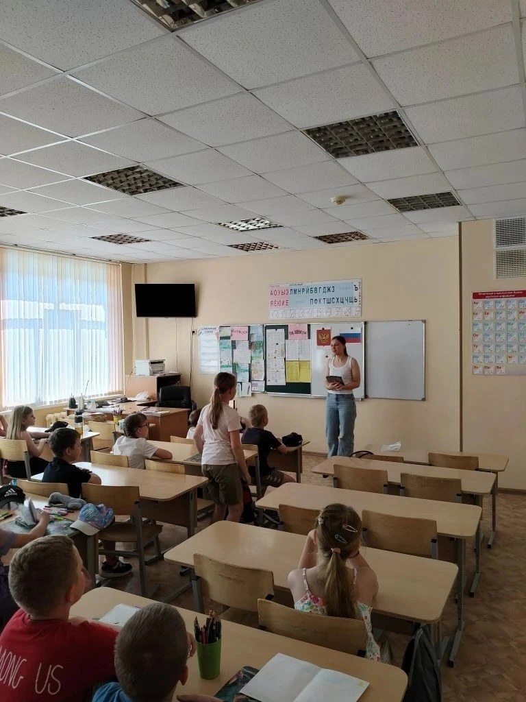 🇷🇺В преддверии праздника 12 июня в пришкольном лагере "ШИК" прошёл тематический мастер-класс для д