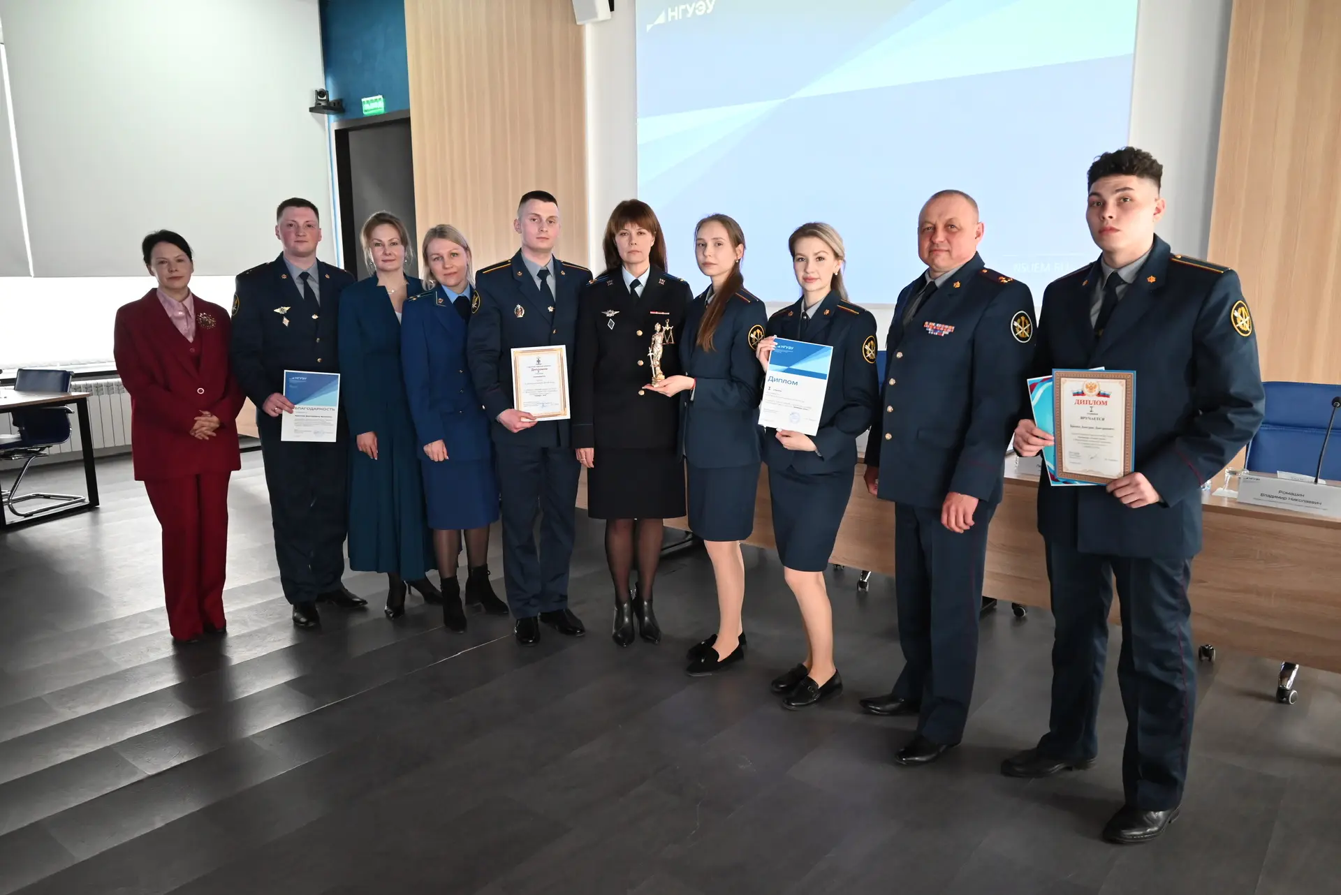 📍Заместитель прокурора Новосибирской области Виталий Дымолазов проверил знания студентов, участвуя в