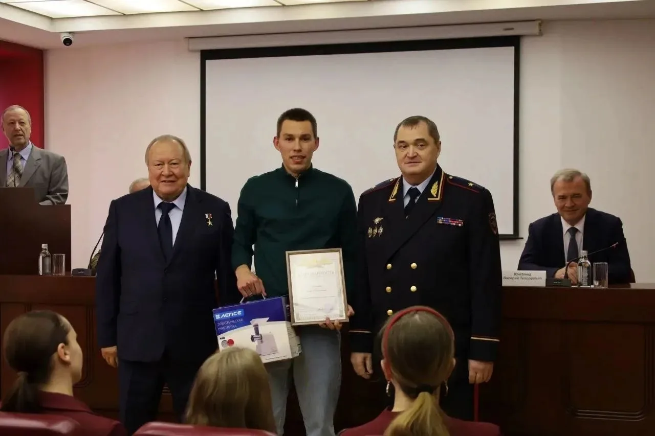 ❗ Вратарь ХК «Родина» обезвредил преступника, угрожавшего ножом кассиру в магазине