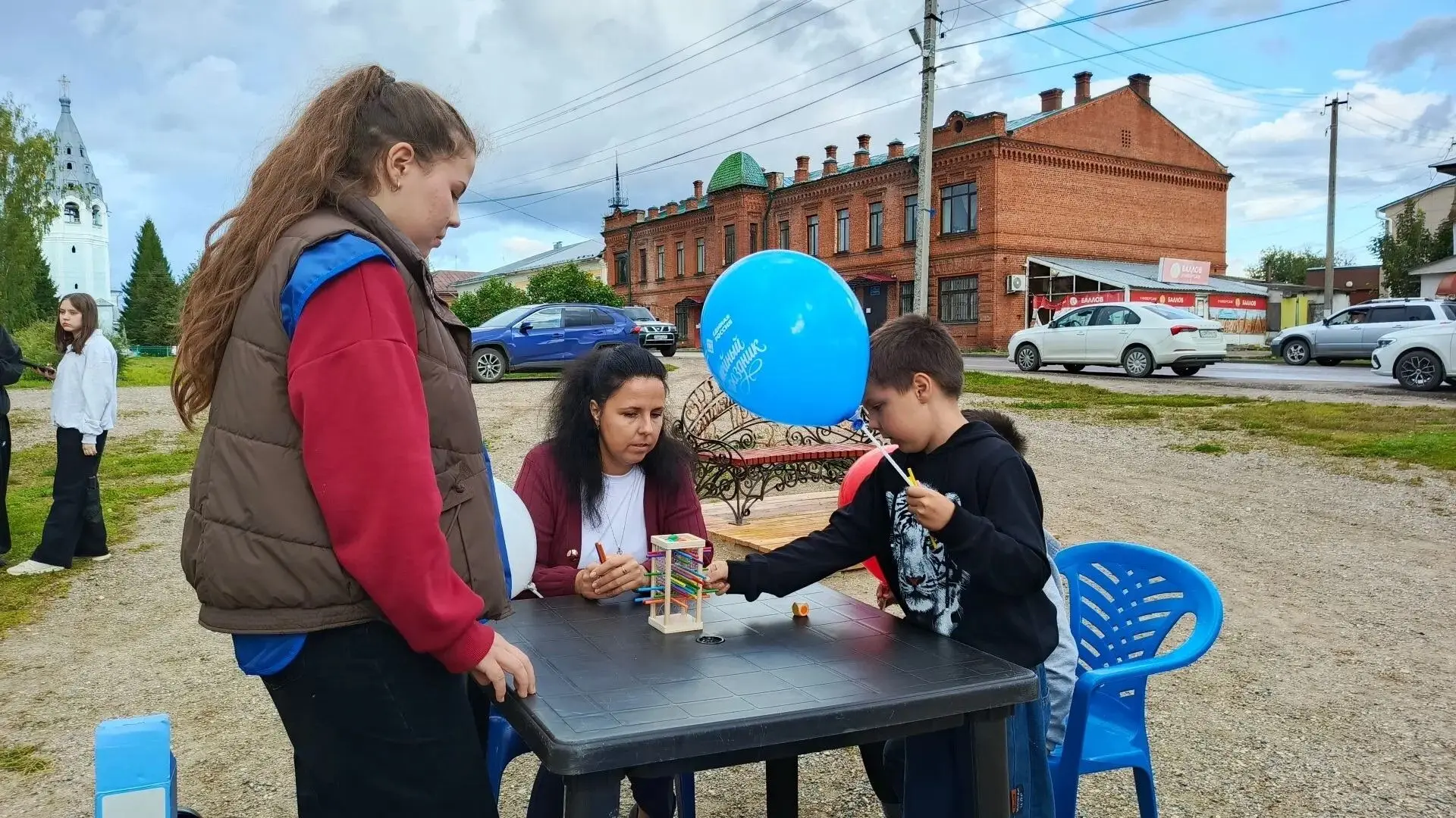 21 августа на центральной площади города волонтеры стали настоящими проводниками в мир ...