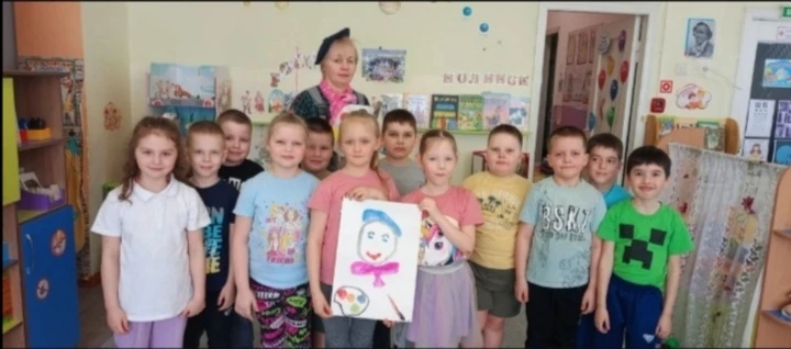 В один из дней каникулярной недели в гости к ребятам заглянул Художник. Дети рисовали е...