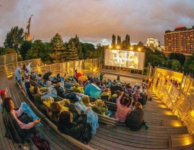 Летние кинотеатры столицы🍿

Есть месяц, чтобы насладиться фильмами под открытым небом. Отправляй то