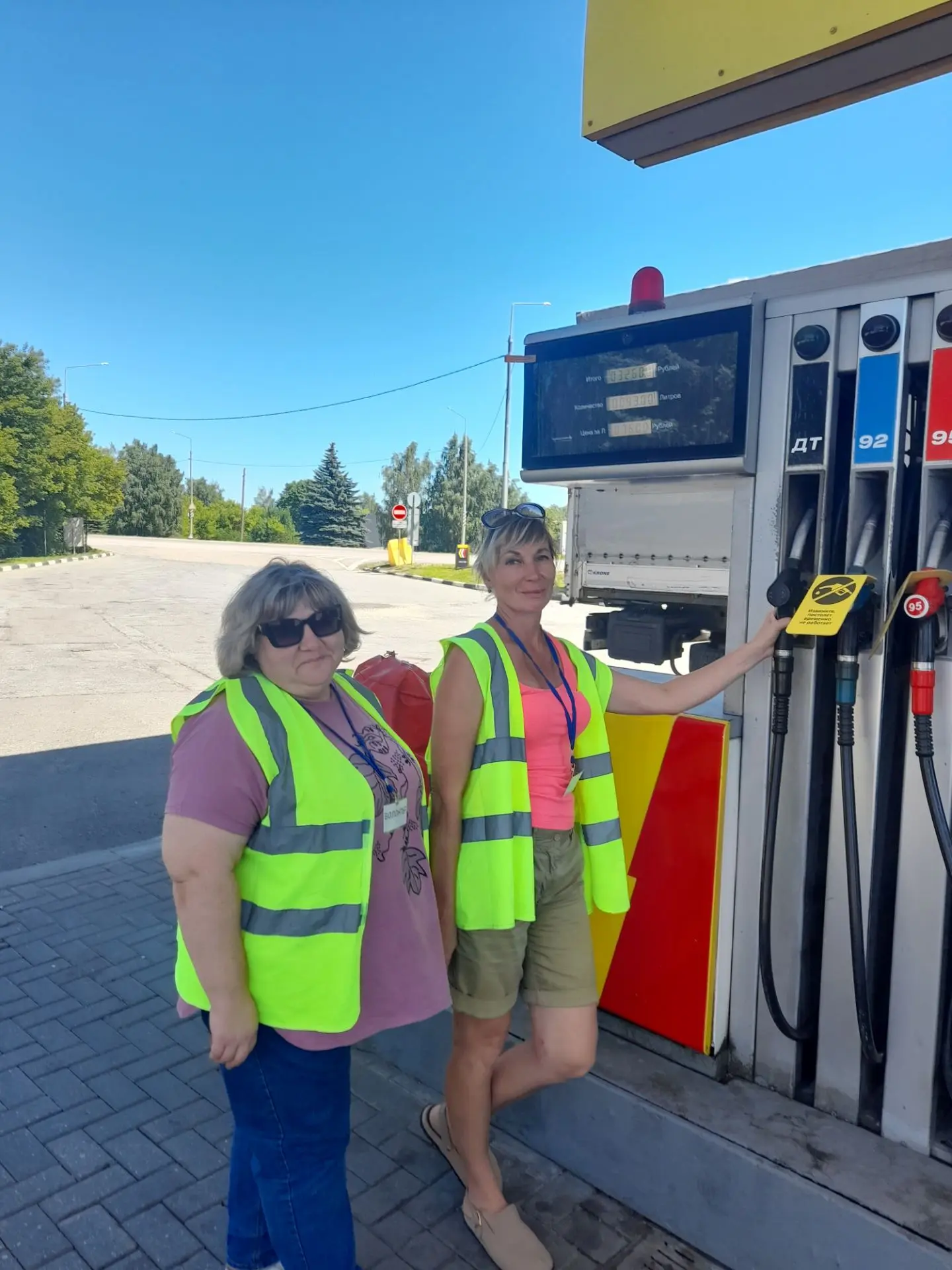 Наши библиотекари - королевы ⛽ бензоколонок. 👸