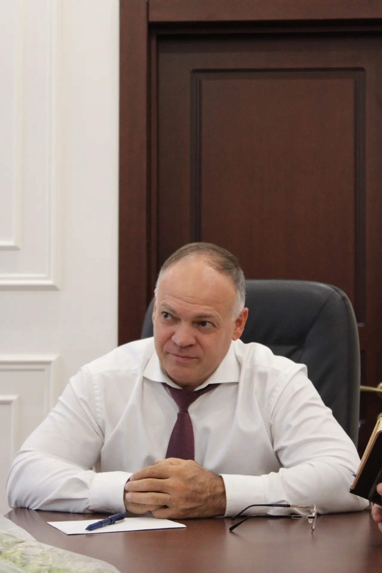 Провёл личный приём граждан, обратившихся в администрацию за помощью в решении различны...