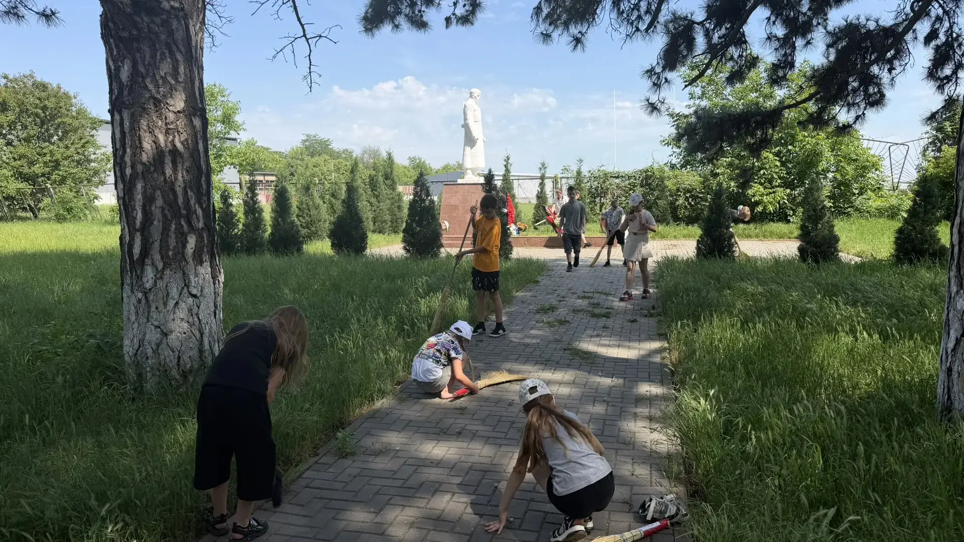 Благое дело

Вожатые и воспитанники школьного летнего лагеря «Катерок» при СОШ № 20, по благословени