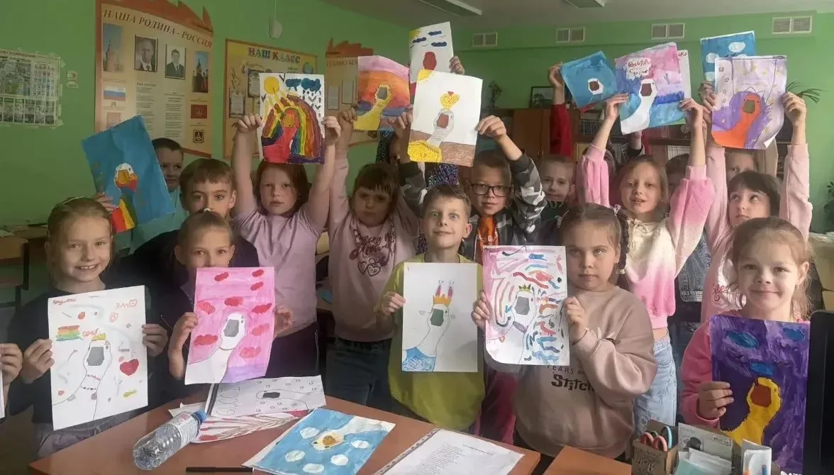 Мастер - класс 🎨

Наши юные художники лагеря «Искорка»  творили чудеса! На мастер-классе «Разноцвет