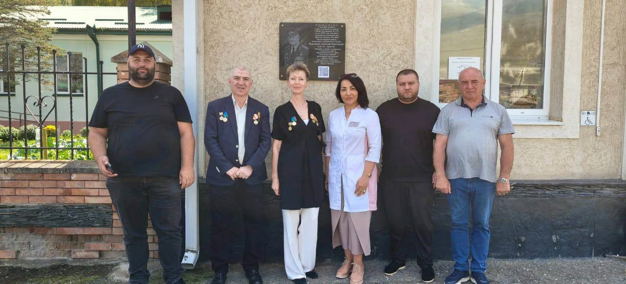 Мемориальную доску памяти легендарного военного медика Анатолия Верховцева открыли в Ве...
