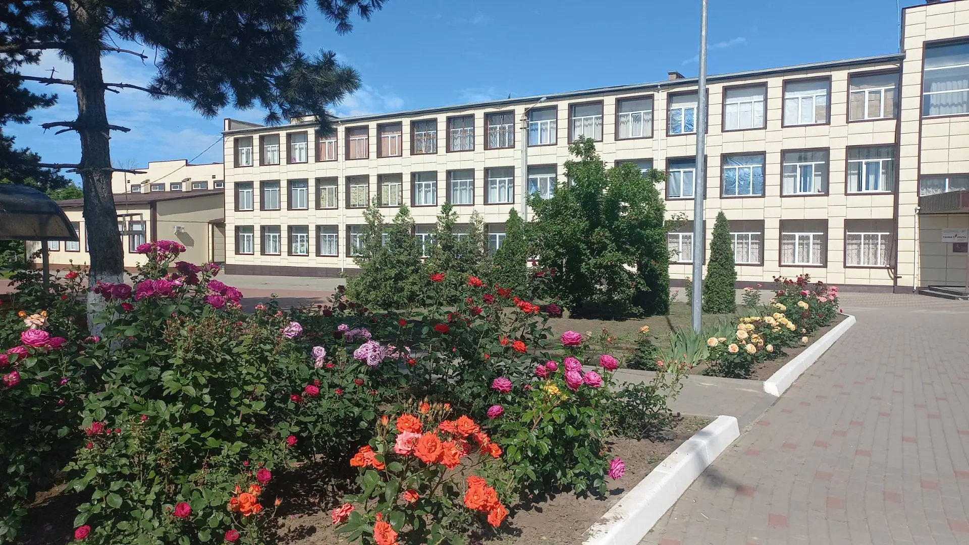 🏠В школьных коридорах сейчас непривычно тихо, и в этой тишине уже витает запах свежей ...