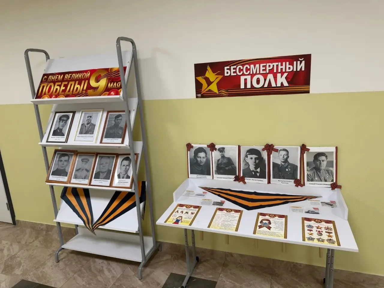 Память жива. В нашей школе прошел «Бессмертный полк» 🕊   Сегодня, спустя десятилетия, школьные корид