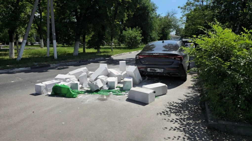 Резвая фура потеряла паллет газоблоков на площади Левски.