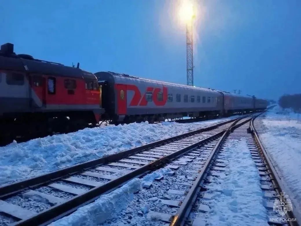 ⚡️ Пассажирский поезд сошёл с рельсов на Сахалине  Происшествие случилось в районе Взморья на железн
