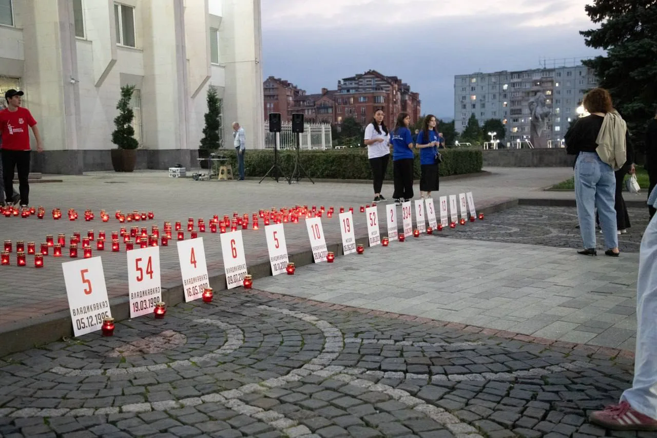 🕯Во Владикавказе зажгли свечи в память о жертвах бесланской трагедии