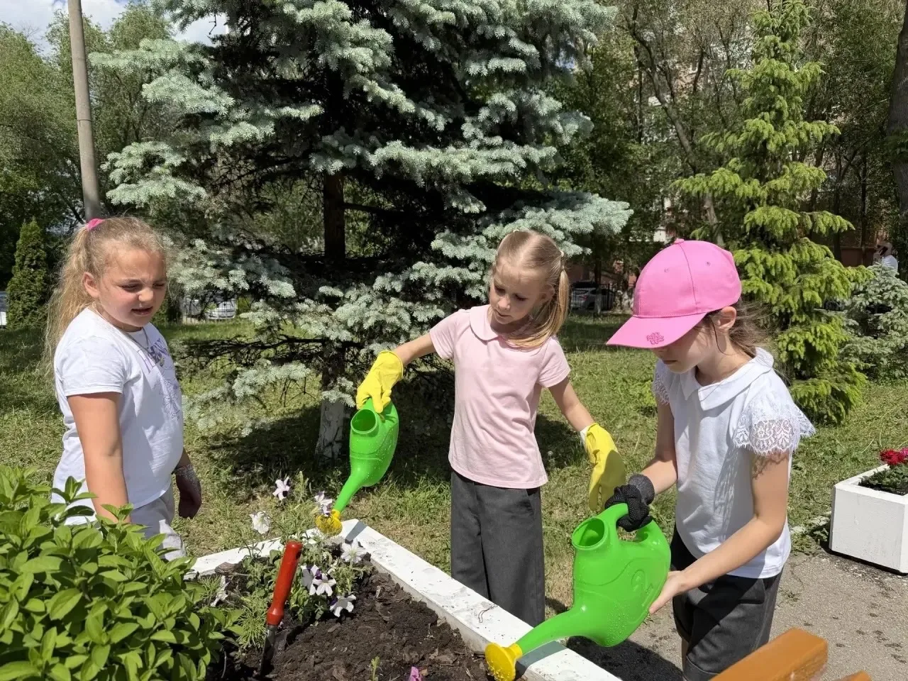 🌿 Традиция живет: первоклассники украшают школу.  Вот уже который год наши самые юные ученики дарят 