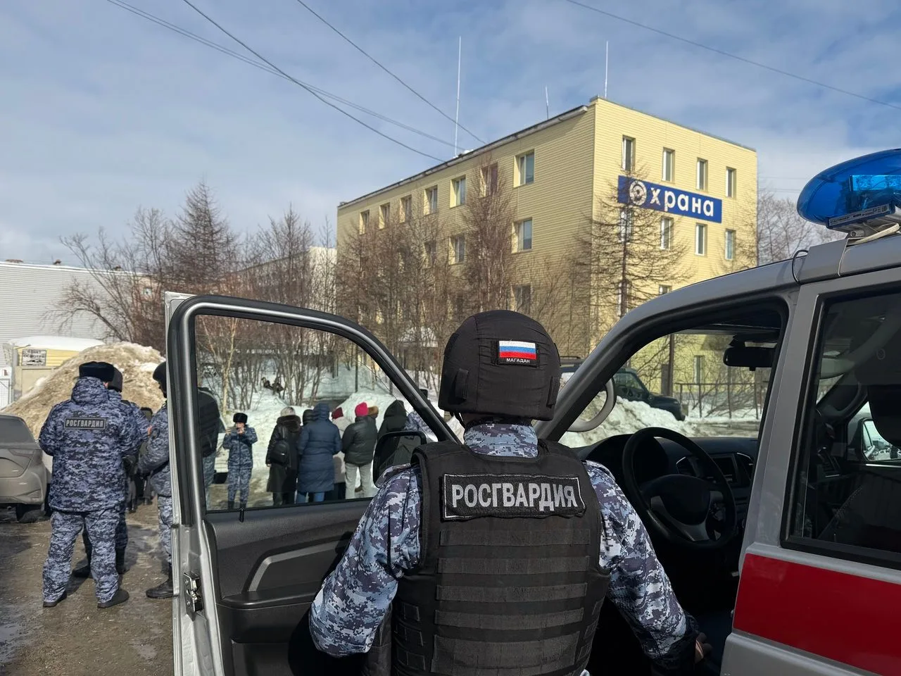 В Магадане Росгвардия и МЧС провели совместную пожарно-тактическую тренировку    🛡 Участники на прак