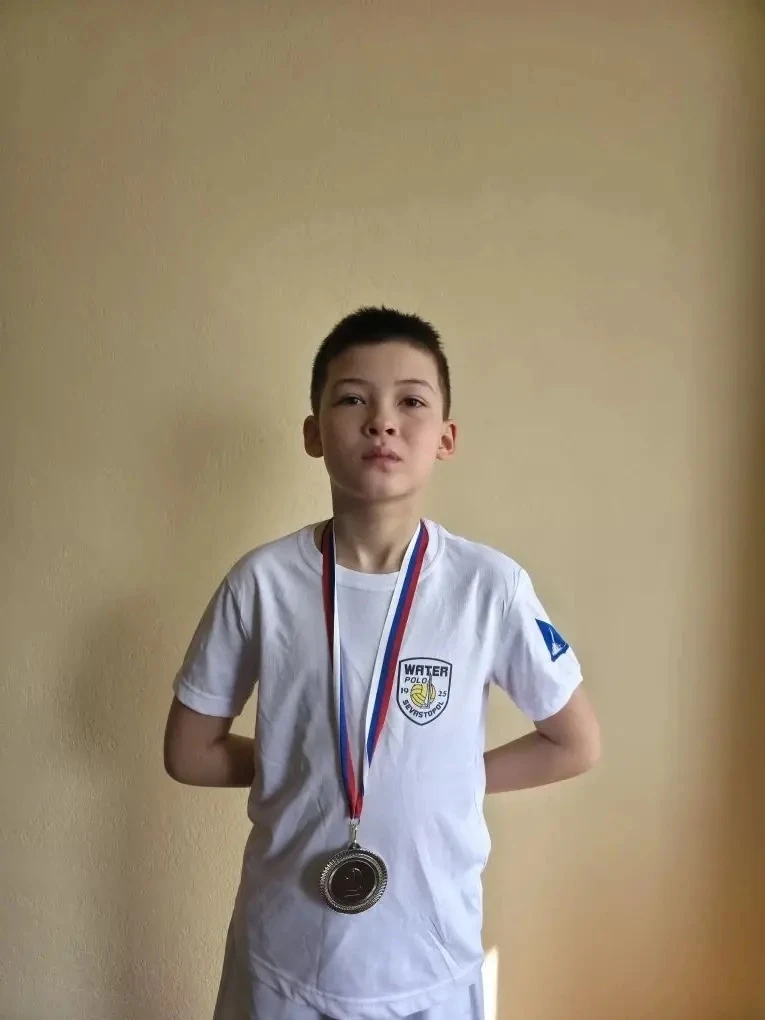 ✨Поздравляем!✨  🥈Лев М., ученик 4‑В класса, выступил в составе команды по водному поло на первенстве