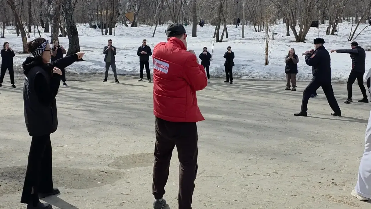 🏃‍➡️👮🏻‍♂️В барнаульском парке прошла «Зарядка со стражем порядка»    Полицейские и спортсмены заряди