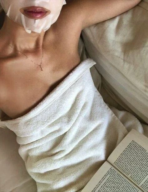 Ты сразу берёшь телефон, как только проснулась?
~Знаешь, это совсем не лучшая привычка, мозг ещё не 