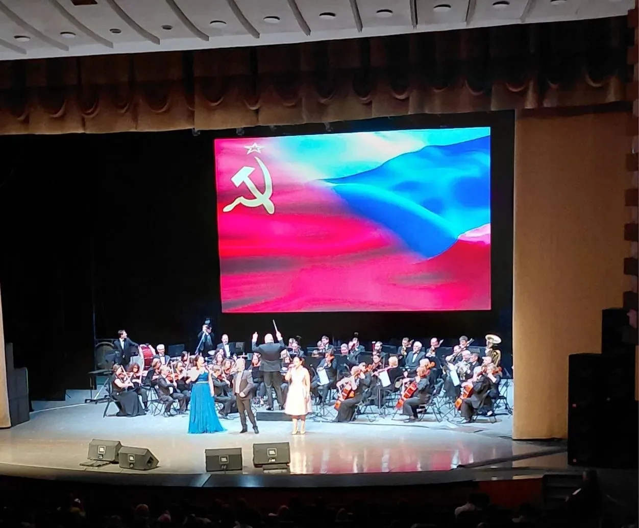 📅 22 апреля наш девятый класс посетил удивительное мероприятие в губернаторском театре, посвященное 