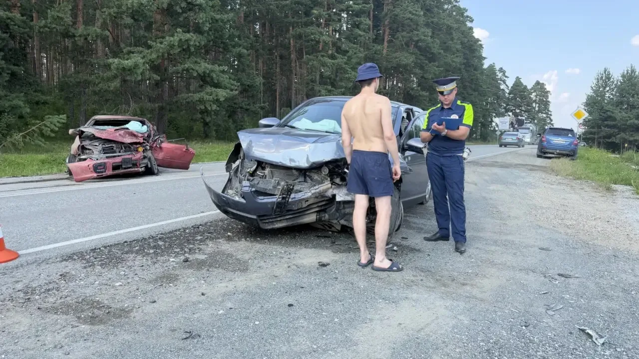 Три человека пострадали в ДТП на трассе под Сысертью.

Дорожный инцидент произошел накануне на 1-м к
