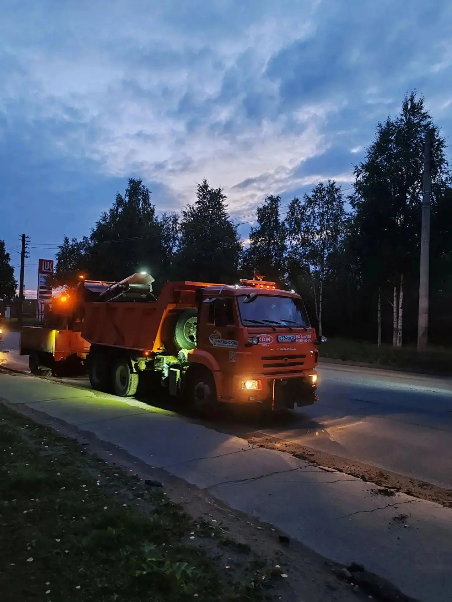 🚜 Ночью техника городского участка работала на улицах Соломбальского округа. Всего за ...