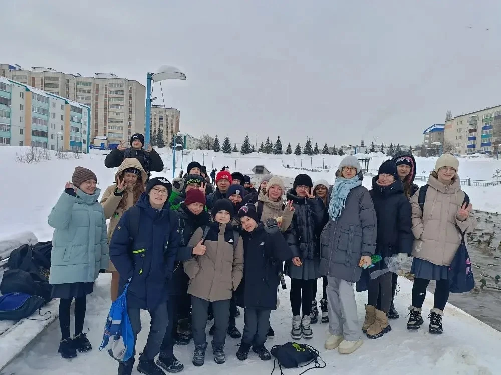Сегодня учащиеся 6Г класса сходили  на прогулку к местному водоёму, чтобы покормить уток. Ребята соб
